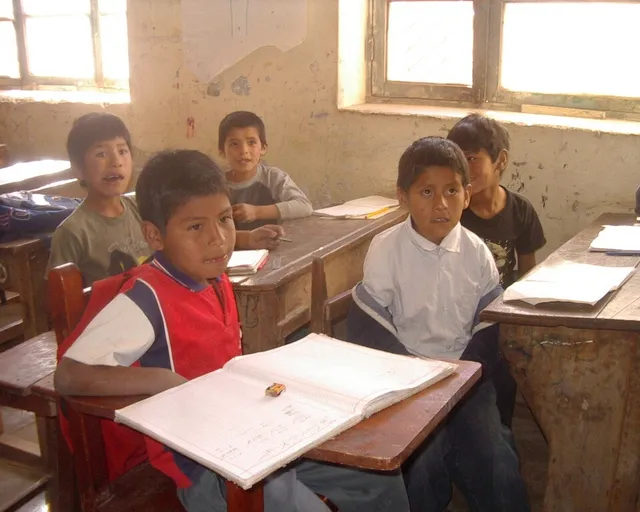 Jungs im Klassenzimmer