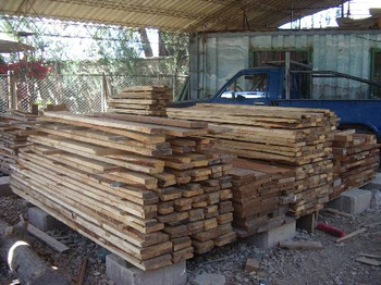 Flipflops und Holz f&uuml;r Schulm&ouml;bel