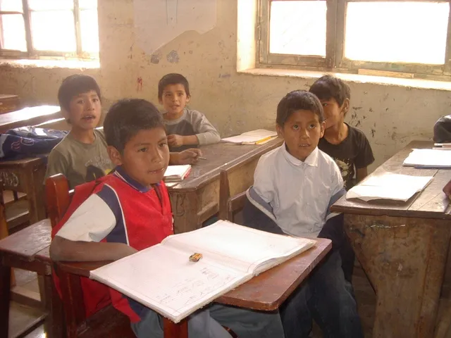 Jungs im Klassenzimmer