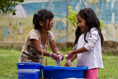 Mädchen waschen Wäsche