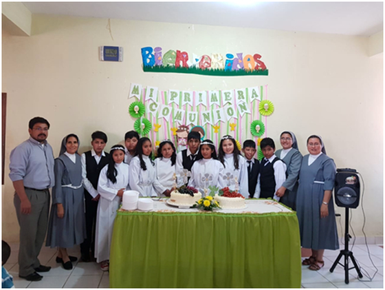 Kinder des Internats bei der Erstkommunion