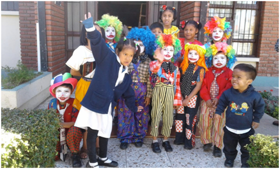 Die Kinder des Heimes beim Karneval