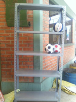 B&auml;lle und ein Regal f&uuml;r den Kindergarten