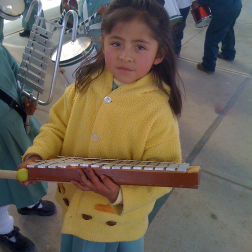 Mädchen mit neuem Instrument