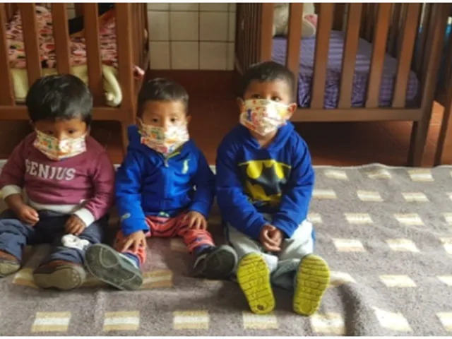 Kleinkinder mit Maske