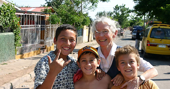 Sr. Karoline Mayer erhält Ehrenpreis "Ein Herz für Kinder"