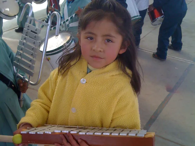 Mädchen mit neuem Instrument