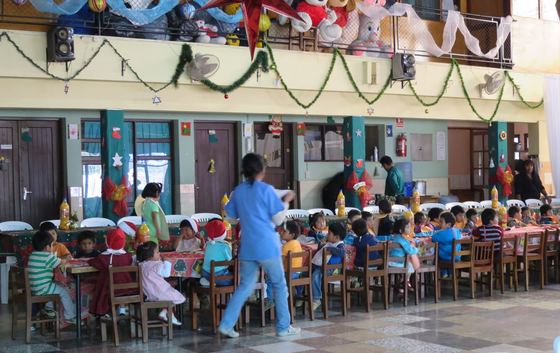 Kinder am Essenstisch