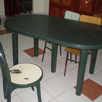 Kaputte Stühle und fehlende Tische