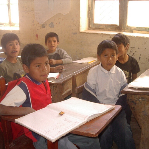 Jungs im Klassenzimmer
