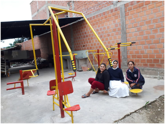 Schwester Isabel und Jugendliche des Internats am fertigen Fitnessparcours