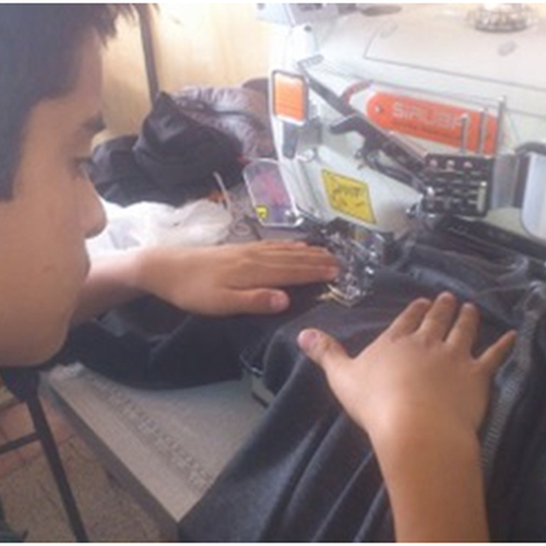 Er näht sein eigenes T-Shirt