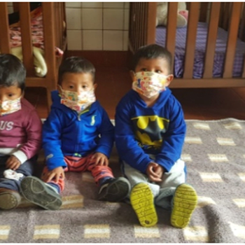 Kleinkinder mit Maske