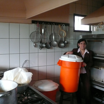 Emma vor dem Brotofen