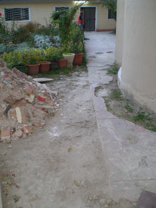 Fehlender Weg im Eingangsbereich