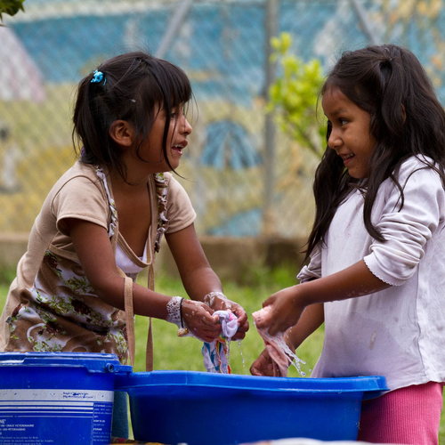 Mädchen waschen Wäsche