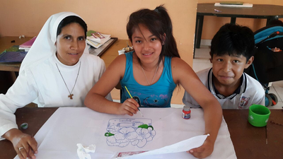 Schwester mit Schülern